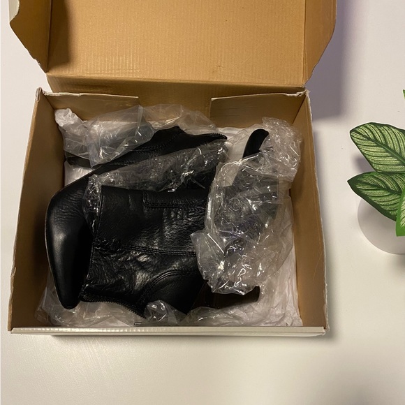 Frye Regina Heel Bootie Soft Vintage Leather Boots - Picture 15 of 15